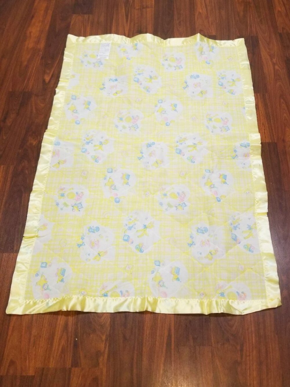 Vintage Baby Blanket/Quilt, Yellow w/ baby animals - Picture 2 of 11